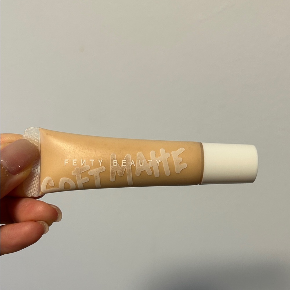 Fenty beauty Mini Pro Filt’r Soft Matte Longwear Liquid Foundation Colour 210